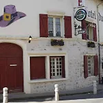 Le Rouge Hotel