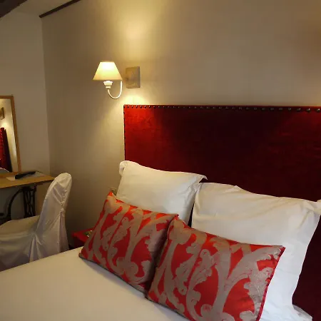 Le Rouge Hotel
