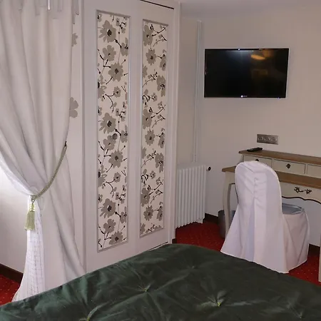 Le Rouge Hotel